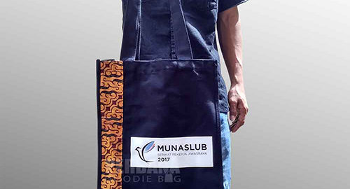 sablon tas kanvas dengan kombinasi batik by perdana goodie bag